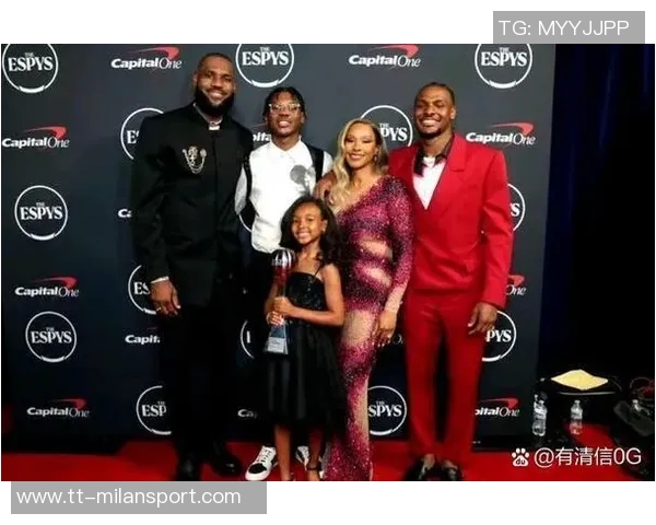 詹姆斯小儿子布莱斯与女友甜蜜合影引发网友热议与祝福 詹姆斯小儿子布莱斯与女友甜蜜合影引发网友热议与祝福