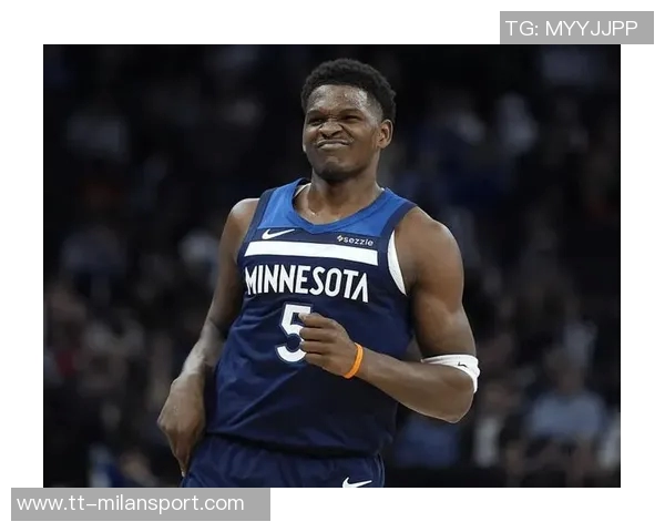 爱德华兹华丽突破拉杆换手上篮精彩得分引爆全场激情 爱德华兹华丽突破拉杆换手上篮精彩得分引爆全场激情