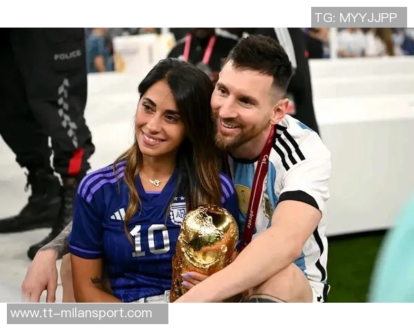 安东内拉社媒分享与梅西甜蜜合影为国家队加油助威