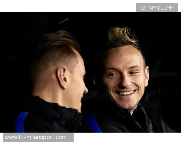 拉基蒂奇与诺伊尔阿萨莫阿合影穆勒赞叹组合实力强大