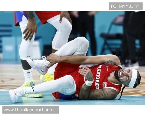 阿尔瓦拉多腿部受伤紧急返回更衣室希望尽快恢复状态 阿尔瓦拉多腿部受伤紧急返回更衣室希望尽快恢复状态