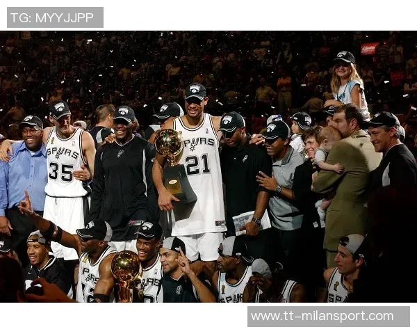 悼念托尼帕克父亲邓肯大卫罗宾逊与前妻齐聚送别