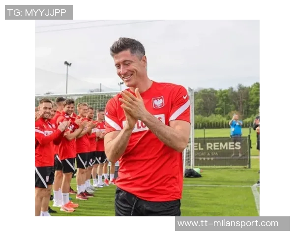 波兰国家队新名单公布莱万领衔泽林斯基皮亚特克入选 波兰国家队新名单公布莱万领衔泽林斯基皮亚特克入选