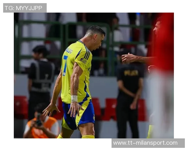 C罗梅开二度助力球队获胜并荣获上轮沙特联最佳进球奖杯 C罗梅开二度助力球队获胜并荣获上轮沙特联最佳进球奖杯