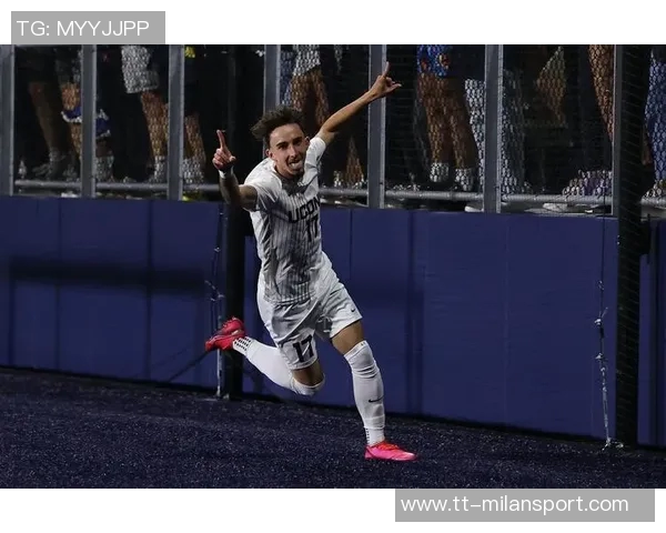 康涅狄格大学球员脚踩哈士奇PE球鞋引发媒体热议 康涅狄格大学球员脚踩哈士奇PE球鞋引发媒体热议