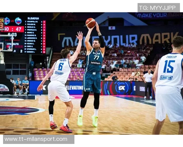 东契奇称赞斯玛特防守沟通能力强调队友们都愿意倾听他的意见 东契奇称赞斯玛特防守沟通能力强调队友们都愿意倾听他的意见